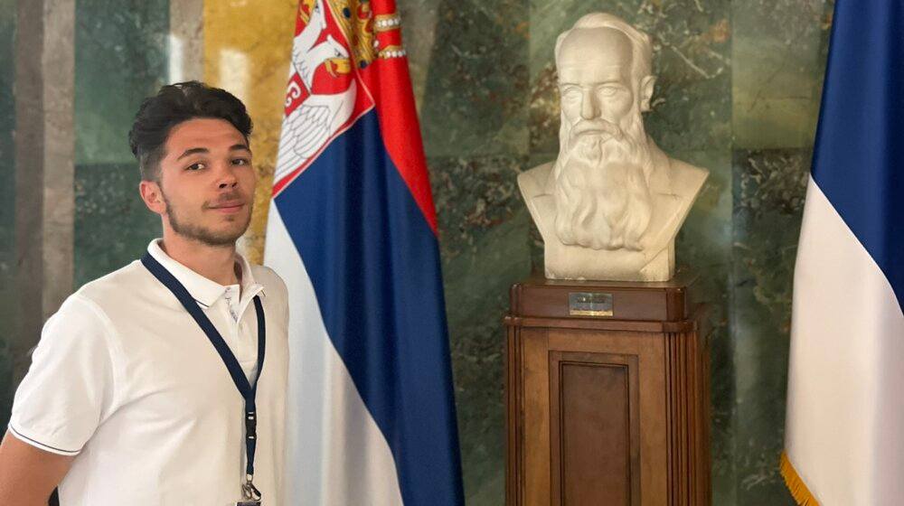 Bevezették a parlamentbe a Vučić irodája előtt éhségsztrájkoló egyetemistát