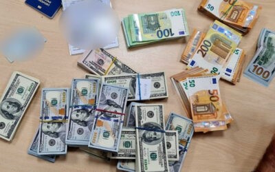 110.000 dollárt rejtettek bőröndökbe, lebuktak