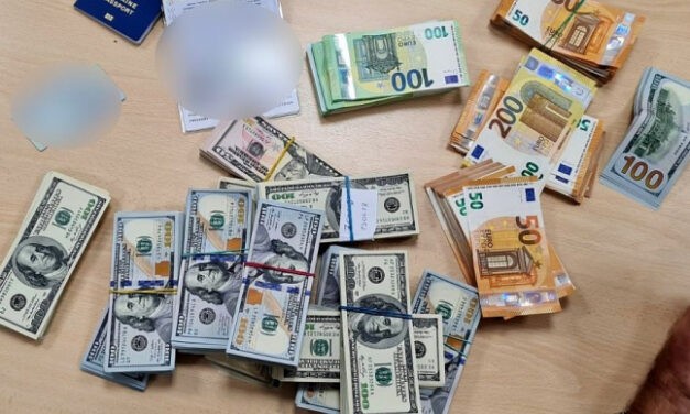110.000 dollárt rejtettek bőröndökbe, lebuktak