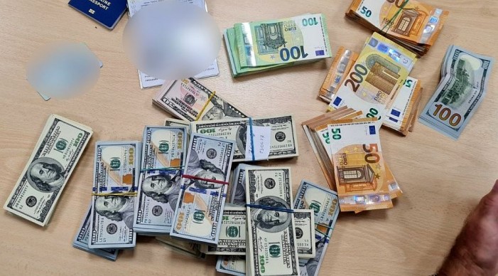 110.000 dollárt rejtettek bőröndökbe, lebuktak