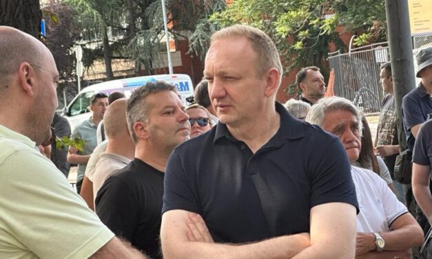 „Szerbiában az állami tisztségviselők nemcsak védik a narkó-bűnözőket, de még fényképezkednek is velük”