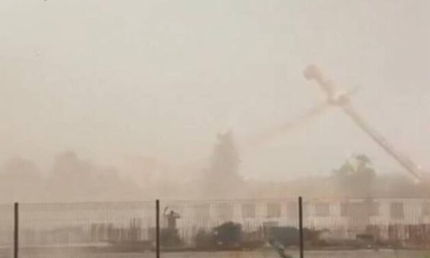 Zágrábban a vihar felborított egy emelődarut, miközben annak kezelője a kabinban ült