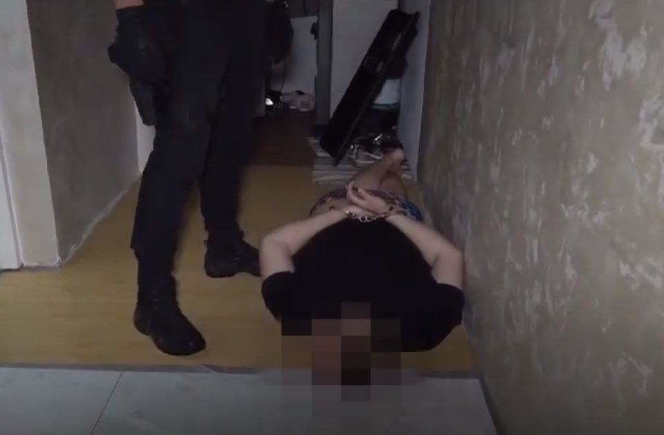 Videón, ahogy letartóztatják az országjáró fosztogatókat