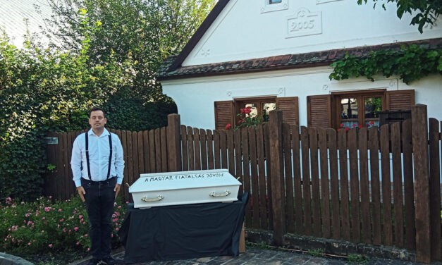 Gyerekkoporsót vitt egy férfi Orbán felcsúti házához