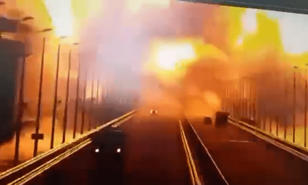 Az ukrán vezetés elismerte, hogy ők robbantották fel a Krími hidat