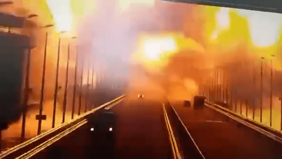 Az ukrán vezetés elismerte, hogy ők robbantották fel a Krími hidat