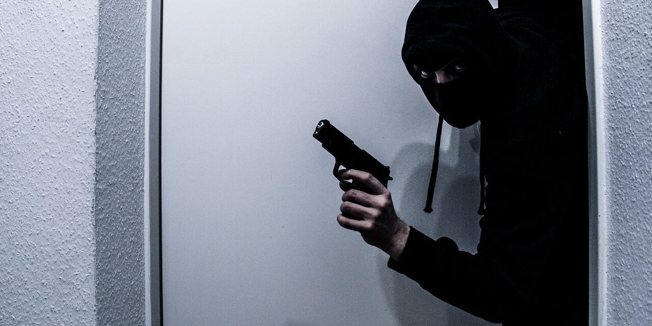 Álarcos, felfegyverzett férfi ment be egy vranjéi vendéglőbe