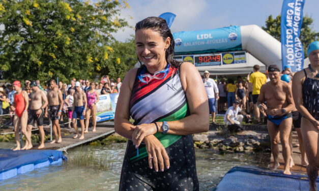 Novák Katalin átúszta a Balatont, majd megevett egy lángost (Fotó)