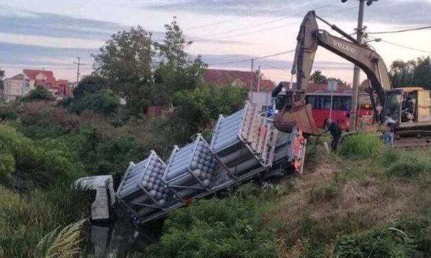 Árokba borult egy gázpalackokat szállító teherautó