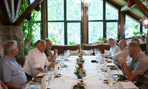 Orbán és Pásztor éppen együtt pezsgőznek