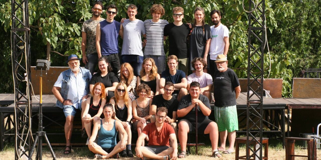 <span class="entry-title-primary">„Ilyen Tanyaszínház még nem volt”</span> <span class="entry-subtitle">Családi Kör (2023. július 20.) lapszemle</span>