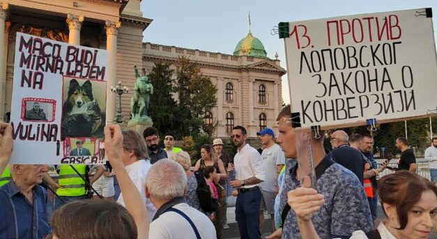 Kitartanak a legelszántabb tüntetők a nyár közepén is