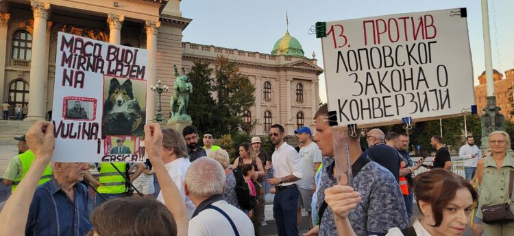 Kitartanak a legelszántabb tüntetők a nyár közepén is