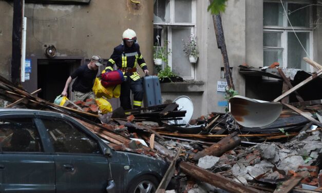 Tizenhat civil, köztük hét gyerek sérült meg egy orosz tüzérségi támadásban Harkiv régióban