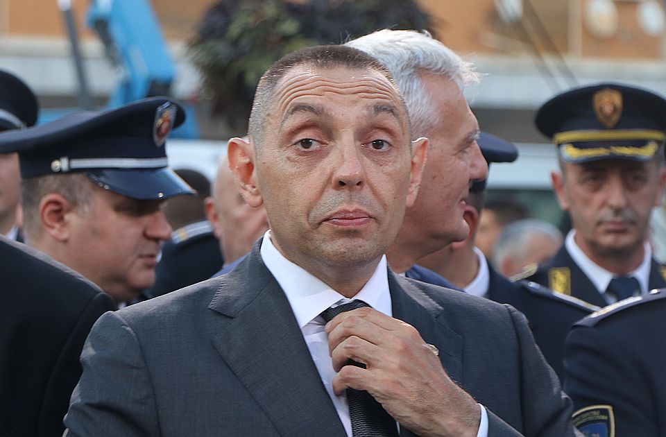 „A szankciókkal az USA komoly jelzést küldött, de Vulint hamarabb léptetik elő, mint leváltják”