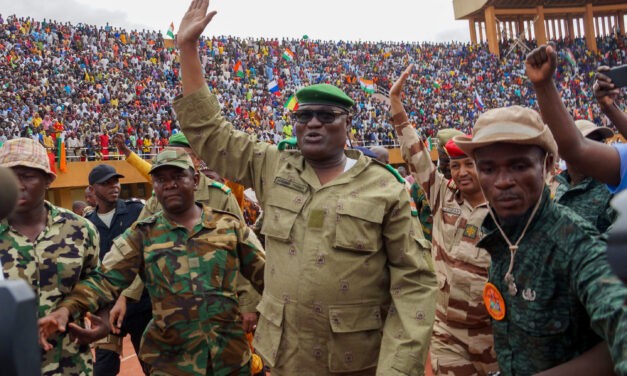 Hazaárulás vádjával bíróság elé állítják a megbuktatott nigeri elnököt