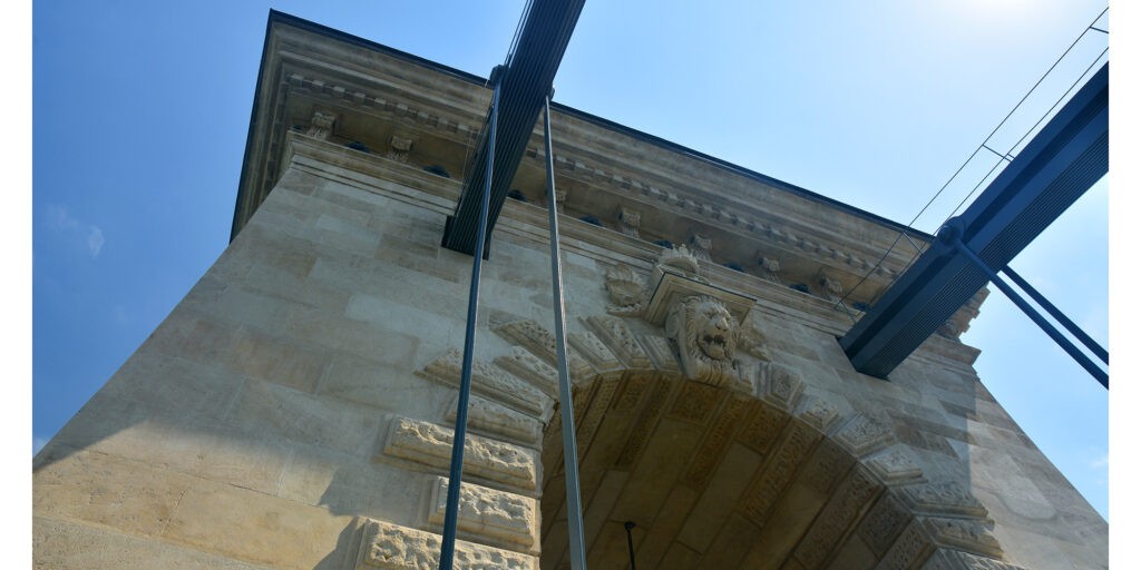 A boltzáradék a jól ismert oroszlánfej, fölötte a koronás magyar címer