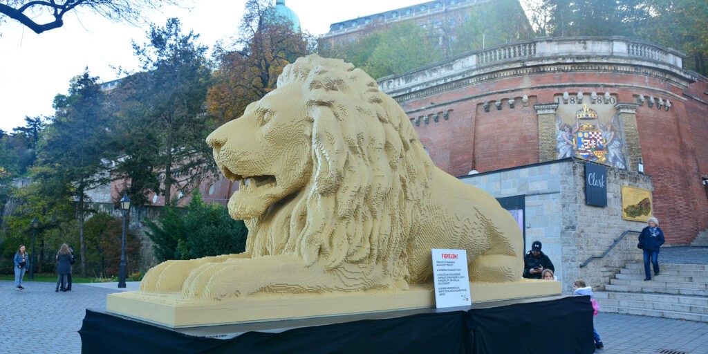 A felújítás alatt a kőoroszlánokat egy LEGO oroszlán helyettesítette a budai oldalon, Dóczy Balázs építőmester munkája 850 ezer LEGO kockából áll (Fotó: Szappanos Veronika/SZMSZ)