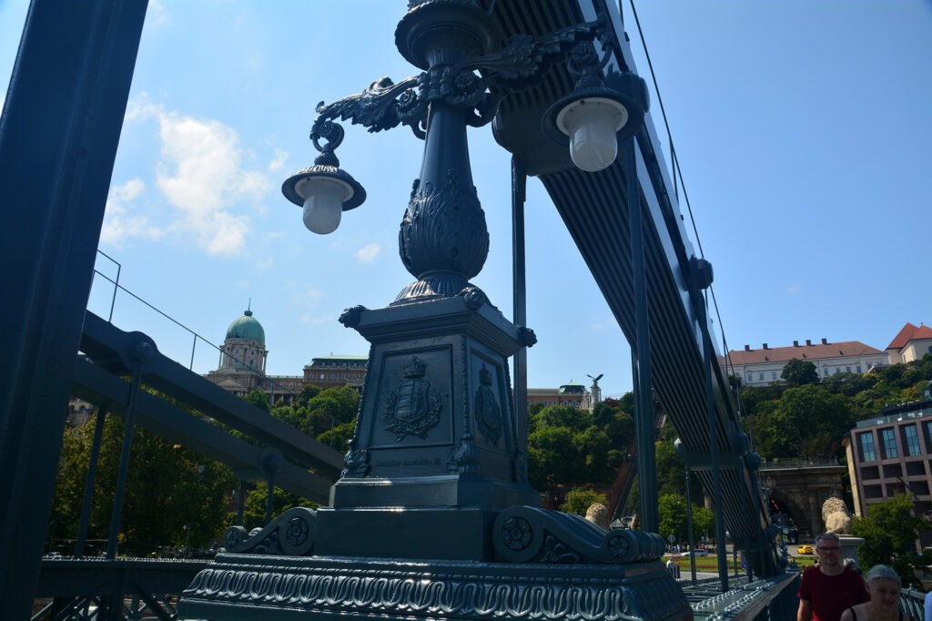 A kandeláberek a híd egyik legismertebb díszítőelemei