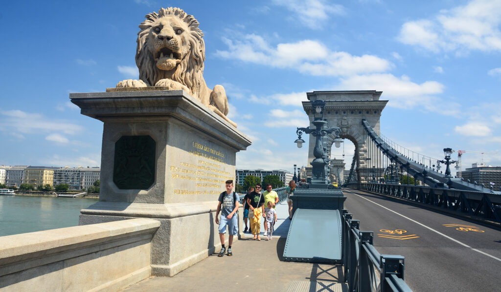 A kőoroszlánok csak 1852-től őrzik a hidat, Marschalkó János lőcsei szobrász alkotásai