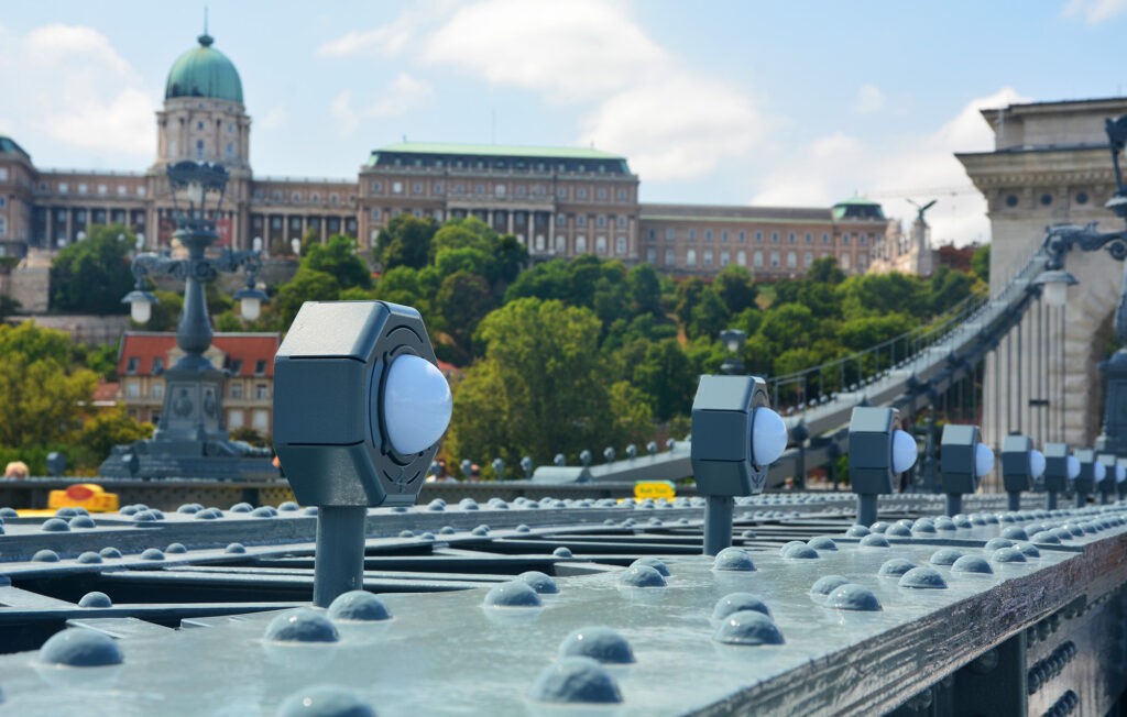 A legmodernebb módon kapta vissza díszkivilágítását a híd, az eredeti gyöngysor egyébként csak 1970-ben került rá a Lánchídra