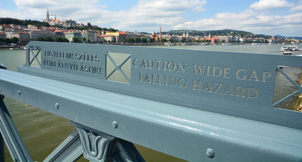 A szomszédos Margit hídról nagy divat újabban a Dunába ugrálni, a főváros kéri a látogatókat, hogy a Lánchidat ne használják hasonló célokra