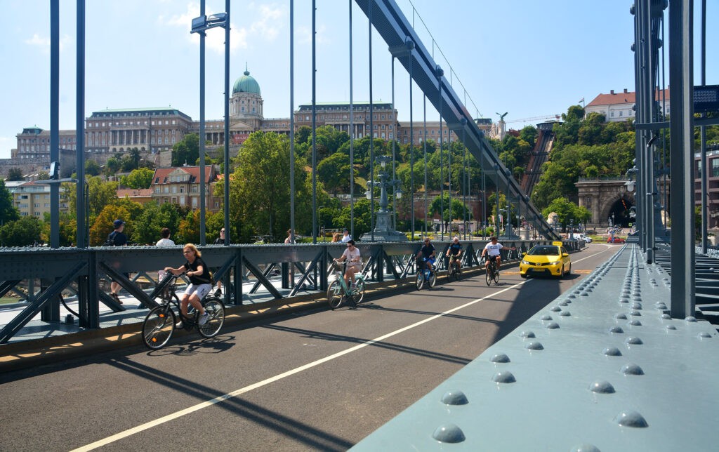 A taxisoknak biciklisekkel és rollerezőkkel kell osztozniuk a hídpályán