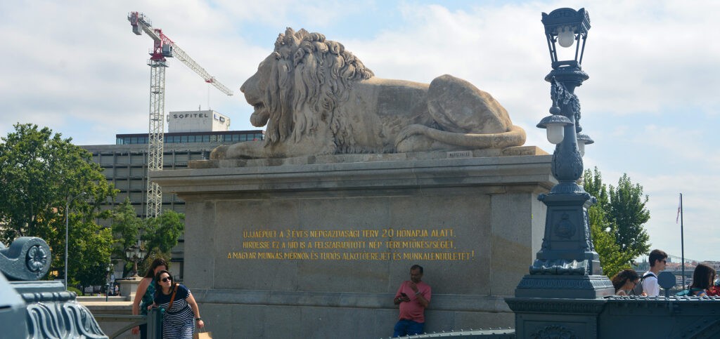 Meghagyták a háború utáni újjáépítés feliratát is