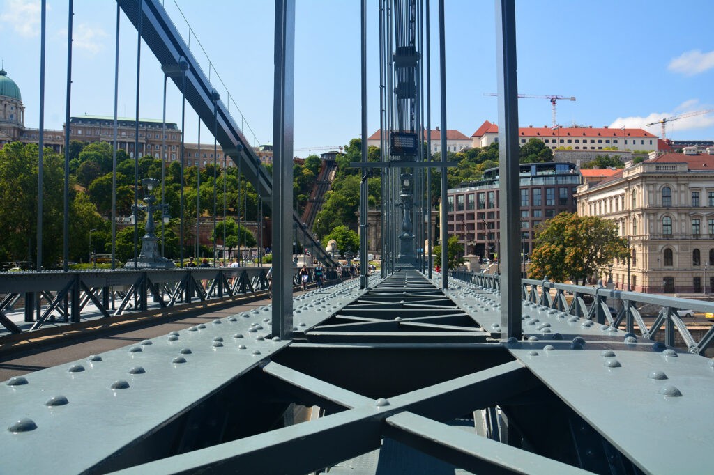 Orbán Viktor letekinthet a Karmelitából (világos sárga) a hídra, amelynek felújításához egyetlen fillérrel sem óhajtott hozzájárulni