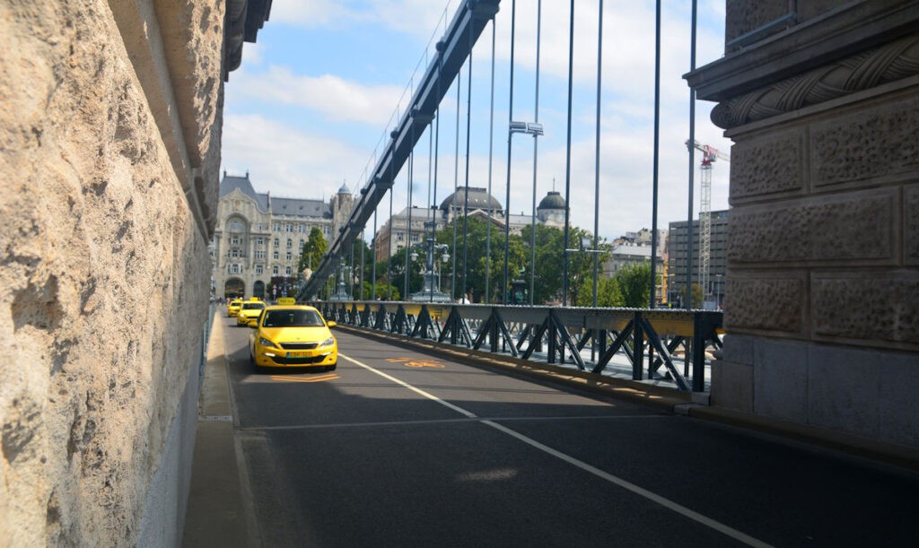 Taxiból rengeteget láttunk a hídon, autóval csak ilyen módon lehet egyelőre áthaladni