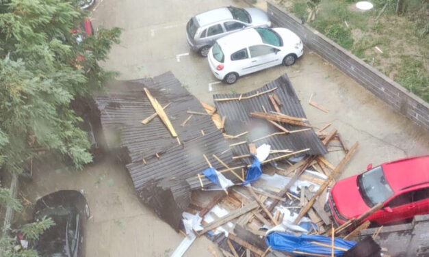 Három embert kellett kiszabadítani, a parlament tetőszerkezetének részét is letépte a szél