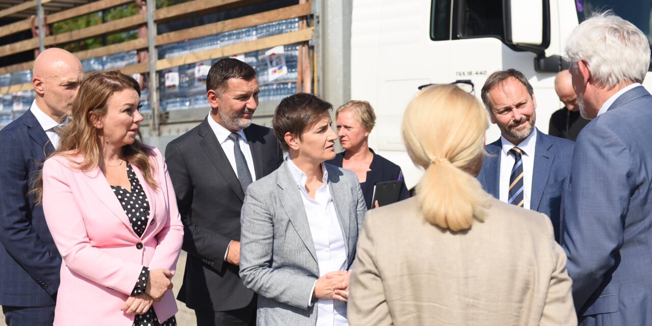 Szerbia 14 teherautóval küld segélyszállítmányt Ukrajnába