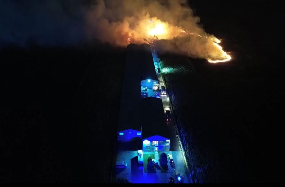 Kigyulladt egy palettagyár Futakon, a környező földekre is átterjedtek a lángok