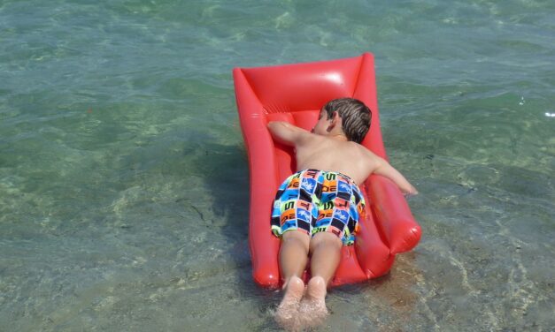 Vízirobogóval mentettek ki egy gyermeket a háborgó tengerből