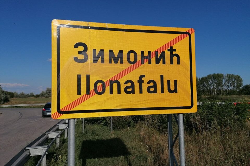 A VMDK lemosta az átfirkált helységnévtáblát