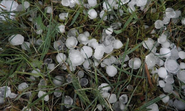 Narancssárga figyelmeztetés – jégeső és viharos szél is lehet az ország északi részén