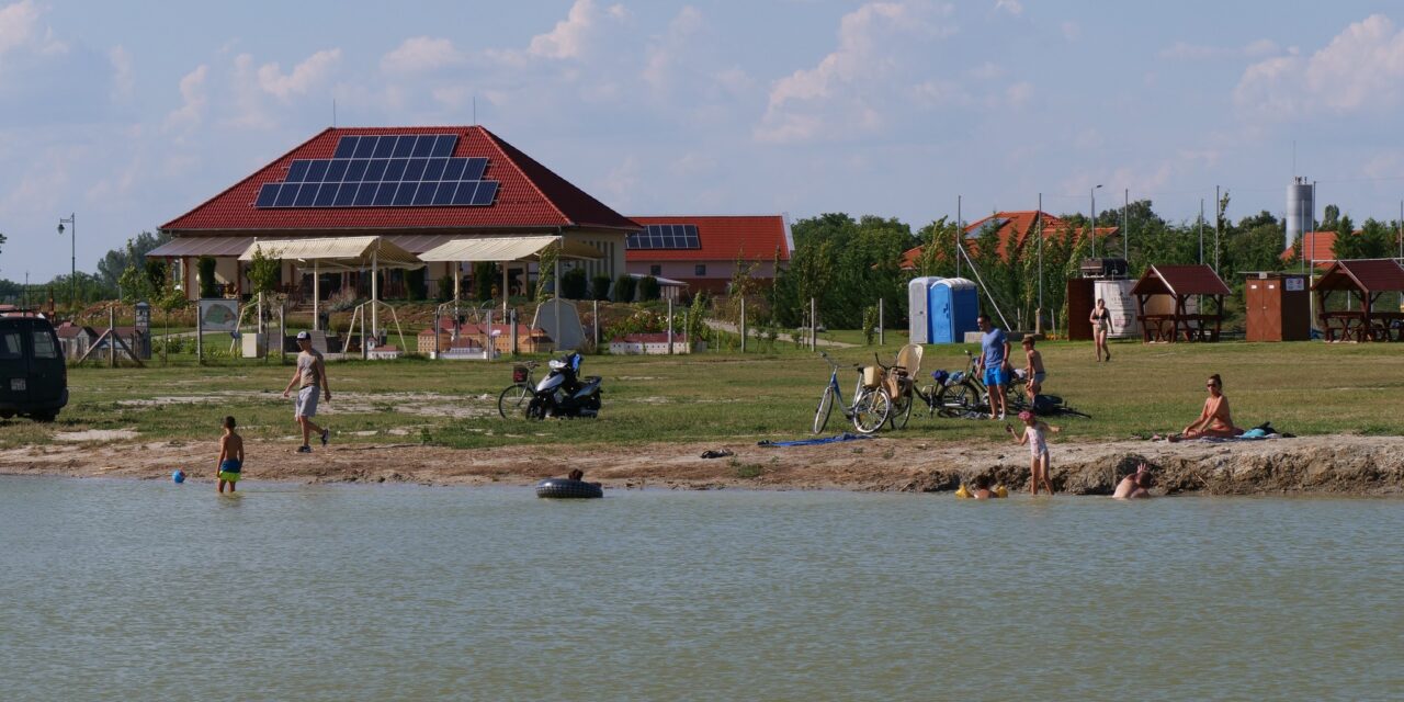 Nemcsak a fürdőben, tóban is csobbanhatunk Mórahalmon