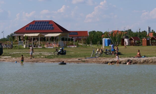 Nemcsak a fürdőben, tóban is csobbanhatunk Mórahalmon