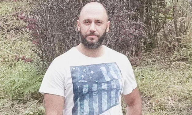 Kizuhant egy kislány egy ház ötödik emeletéről, de egy járókelő elkapta