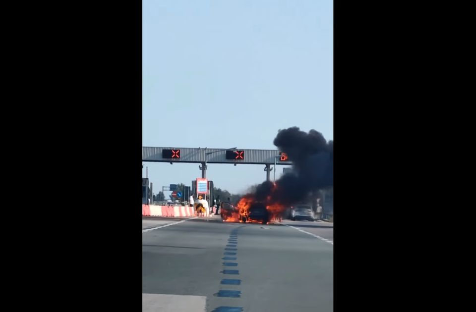 Lángra kapott egy autó az ópázovai fizetőkapunál (Videóval)