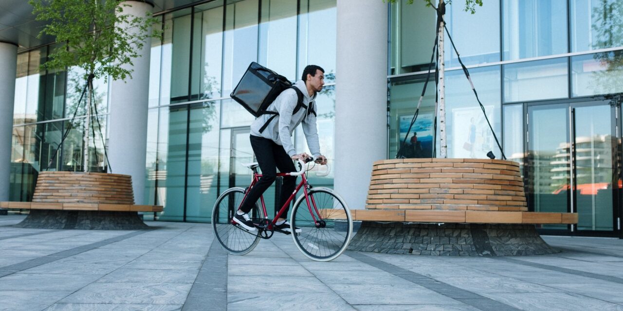 Ismét biciklis futár gázolt gyalogost a zebrán