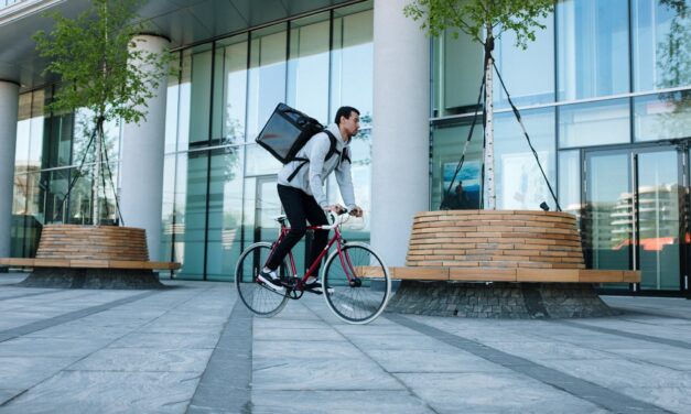 Ismét biciklis futár gázolt gyalogost a zebrán