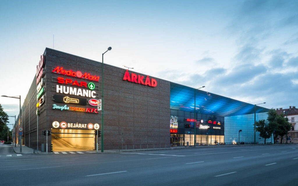 Az automaták megérkeztek az Árkádba, de azt nem tudni, hogy mikortól kell majd fizetni a parkolásért