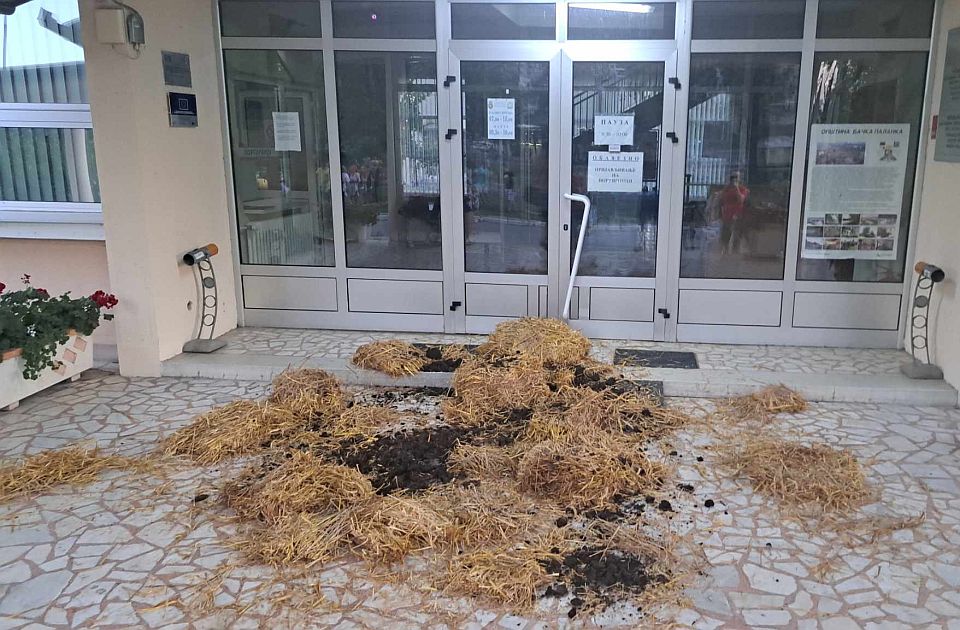 Egy kocsideréknyi trágyát dobtak a palánkaiak a községháza elé