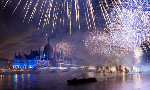 <span class="entry-title-primary">Marad az örök igazság: Panem et circenses!</span> <span class="entry-subtitle">Európa legnagyobb tűzijátékáról most már kellő távolságból</span>