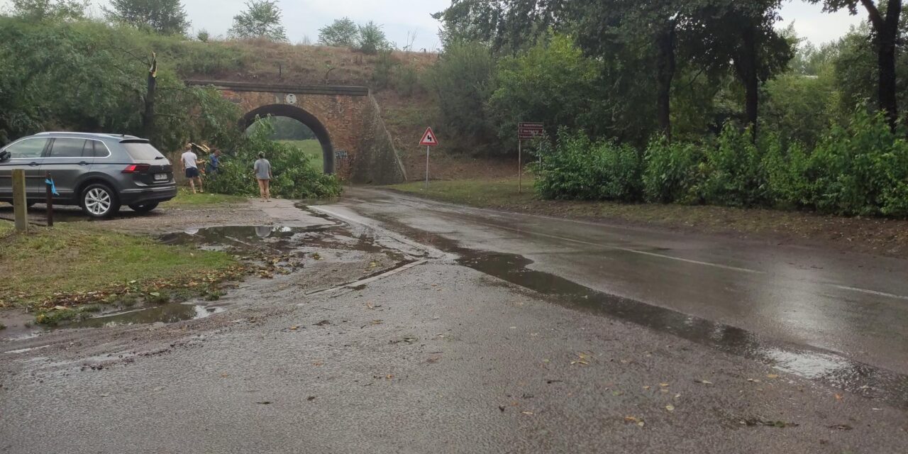 Zenta vihar után: Áll a víz a parkolóban (Fotók)