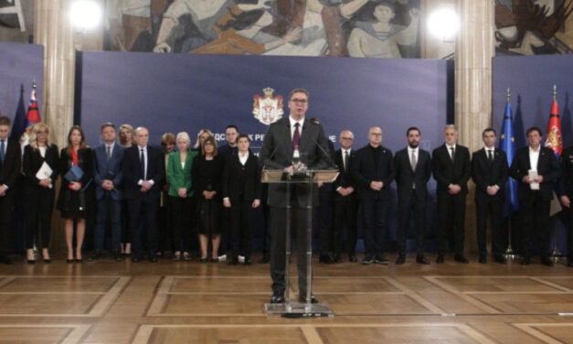 Mit csinálnak a miniszterek, ha helyettük is az elnök nyilatkozik minden témában?