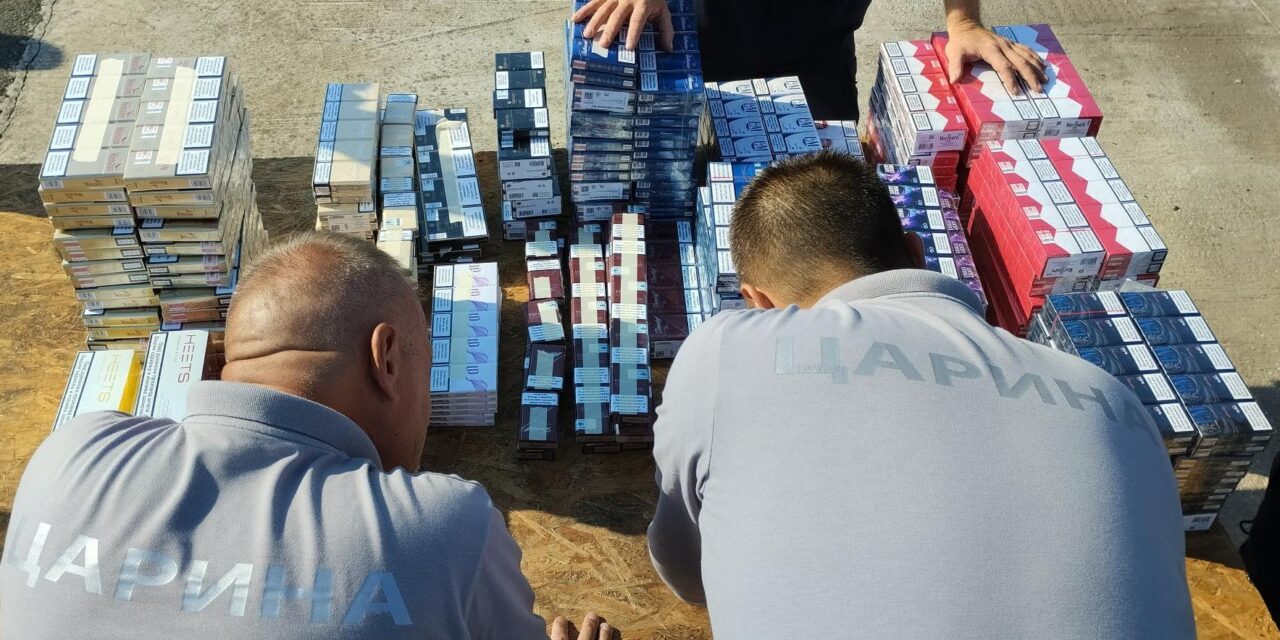 Huszonötezer szál cigarettát rejtett el a furgon tetőlemeze alá (Fotók)