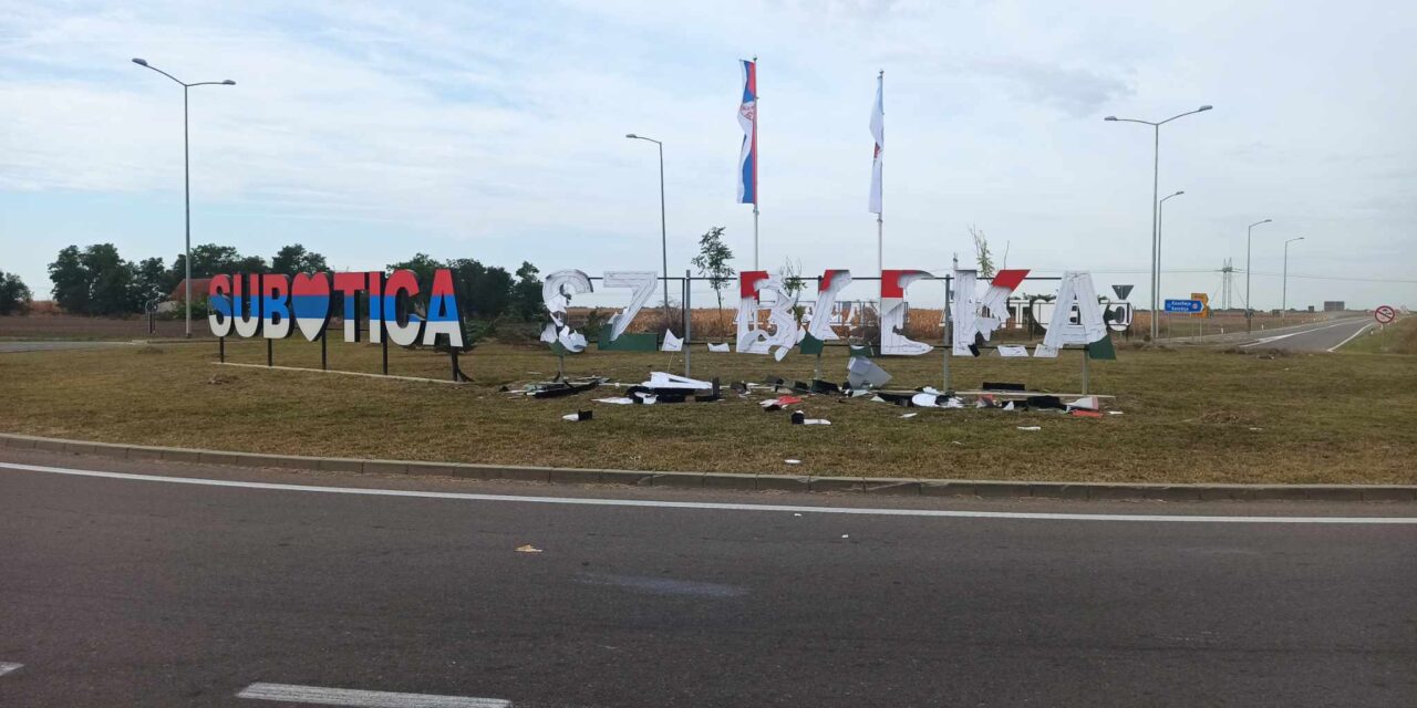 Ripityára törték Szabadka magyar nyelvű tábláját