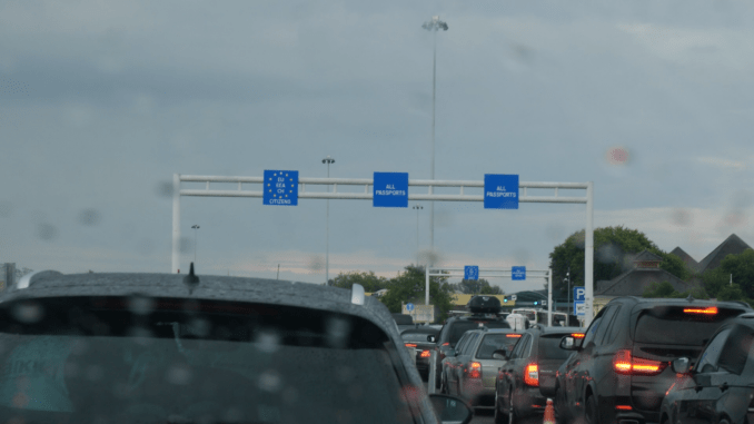 Órákig tart átjutni a szerb-magyar határon, rendszerszintű lehet a probléma